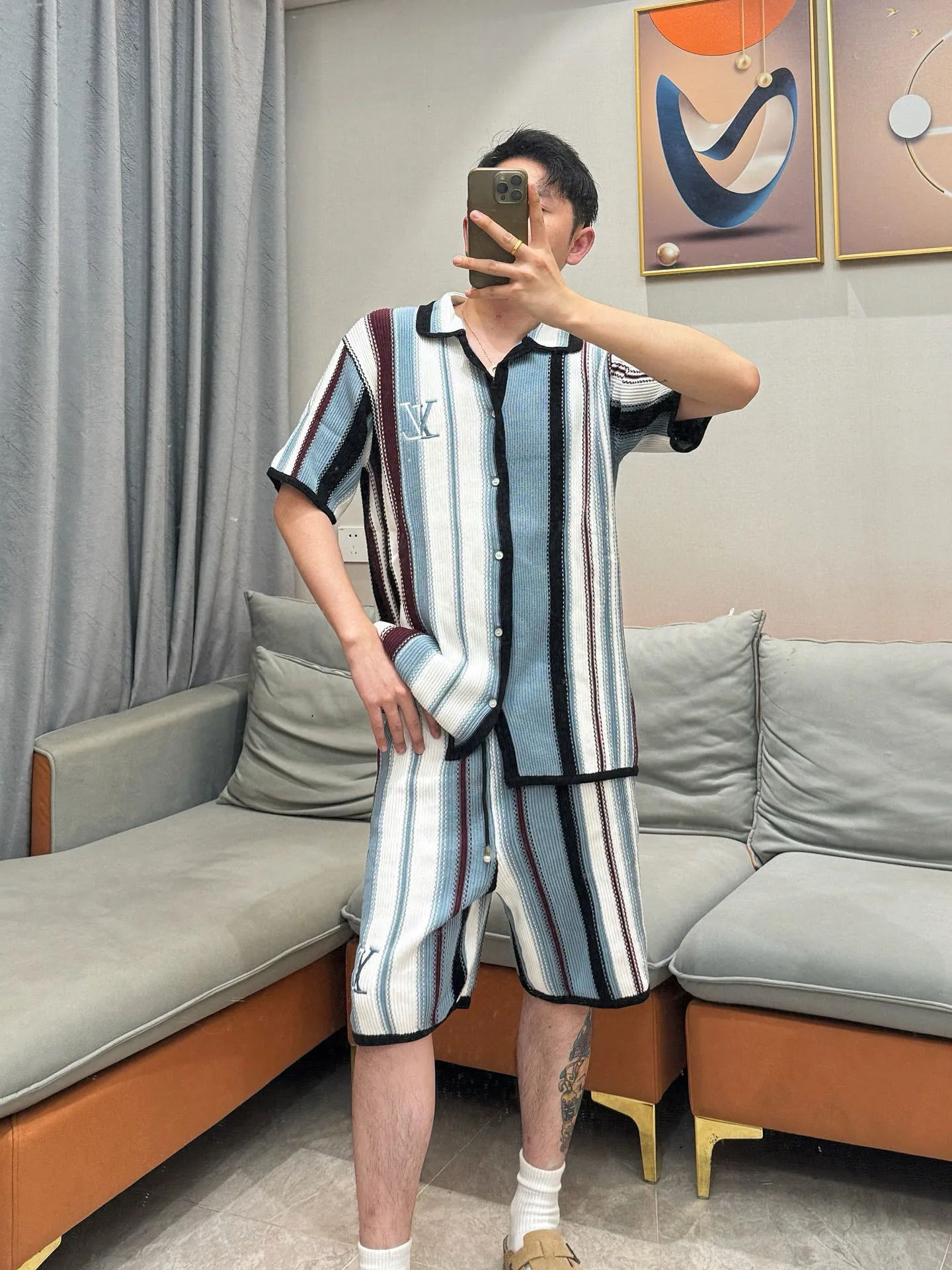 🅿️400 🀄️ Louis Vuitton Louis Vuitton 1v25ss striped jacquard wool. The original version is dyed and the color similarity is as high as 95%. The yarn is made of 2 strips of 260 combed cotton on the bottom + 5 strips of polyester + 1 strip of high elastic stretch frame. The loom is a 14-needle STOLL machine imported from Germany. Each piece of fabric takes 390 minutes. Due to the particularity of this weave, the stability of the machine is very high. Many machines cannot do it. The knitting time is very long. It is easy to produce waste pieces when weaving the piece. The loss will be very large. The sewing disc is sewn with a 20-needle disc. In order to maximize the restoration effect, our large body fabric is knitted using an ultra-fine 16-needle flat machine. The whole piece of clothing has almost no knots. It is recommended to match it with short-sleeved clothes of the same style.